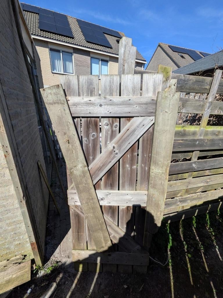 Gezocht: tuinman om tuindeur en scherm te plaatsen, Ophalen