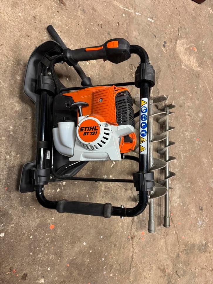 STIHL BT 131 + 2 boren en adapter ( mixer ) - 2x gebruikt, Tuin en Terras, Hand-tuingereedschap, Nieuw, Grondboor, Ophalen of Verzenden