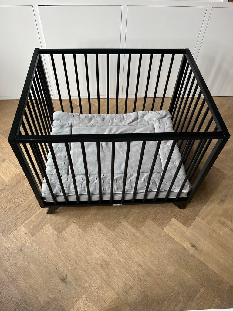 Bopita Box Zwart met schuine pootjes, Kinderen en Baby's, Boxen, Ophalen of Verzenden, Gebruikt, Vierkant, In hoogte verstelbaar