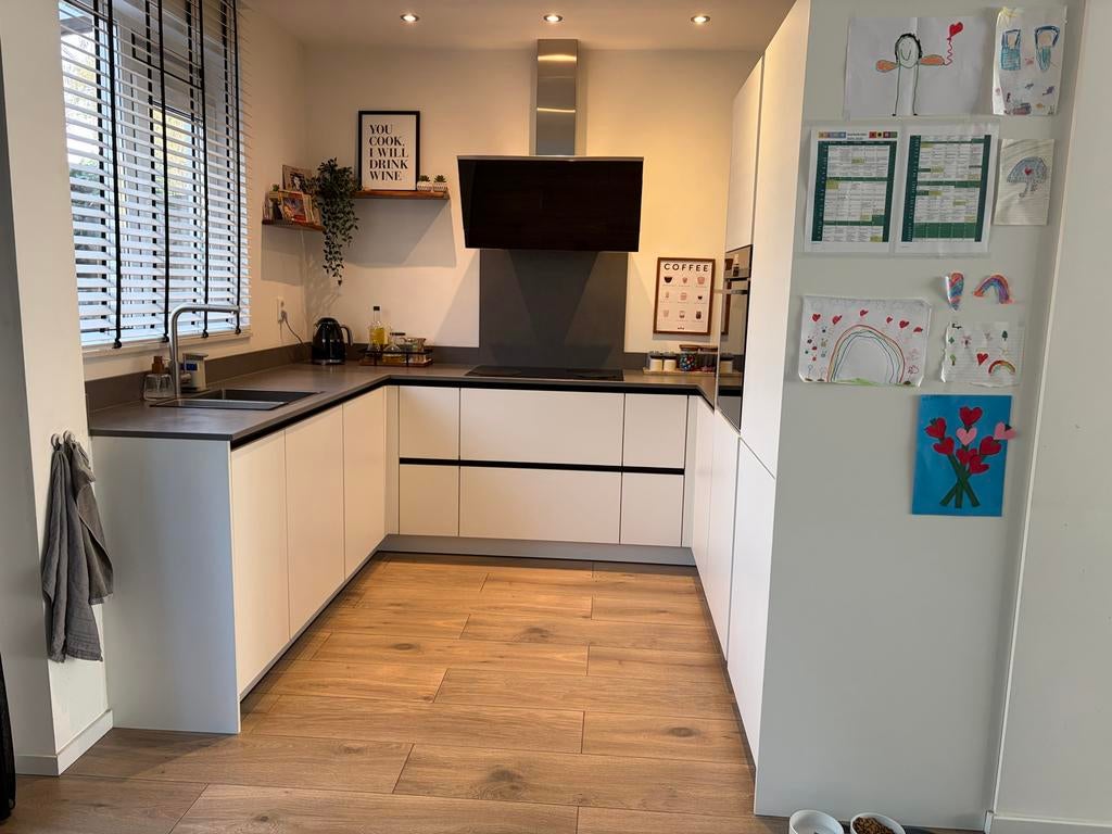 Moderne complete Tulp keuken in uitstekende staat, Huis en Inrichting, Keuken | Complete keukens, Ophalen, Zo goed als nieuw, Wit