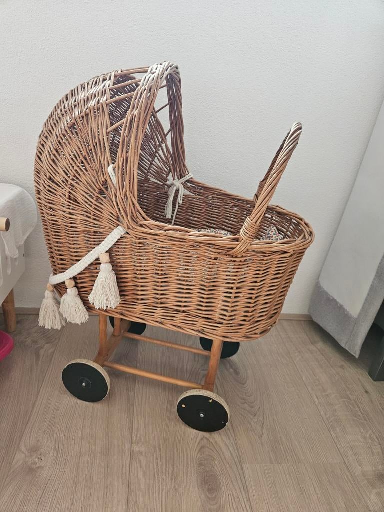 Rieten / rotan poppenwagen - Vintage stijl, Kinderen en Baby's, Speelgoed | Poppen, Babypop, Ophalen