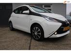 Toyota Aygo 1.0 VVT-i x-play AUTOMAAT 5-deurs, airco, camera, Auto's, Euro 5, Gebruikt, 4 stoelen, Wit