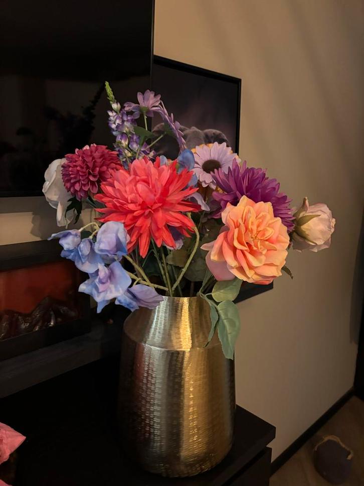 Gouden vaas met kleurrijke kunstbloemen, Huis en Inrichting, Woonaccessoires | Kunstplanten en Kunstbloemen, Zo goed als nieuw