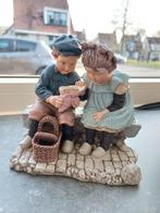 Beeldje van Ot en Sien op een bankje, Verzamelen, Beelden en Beeldjes, Ophalen of Verzenden, Zo goed als nieuw, Mens