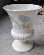 Wedgwood vaas met bloemmotief, Overige kleuren, Aardewerk of Porselein, Ophalen of Verzenden, Zo goed als nieuw
