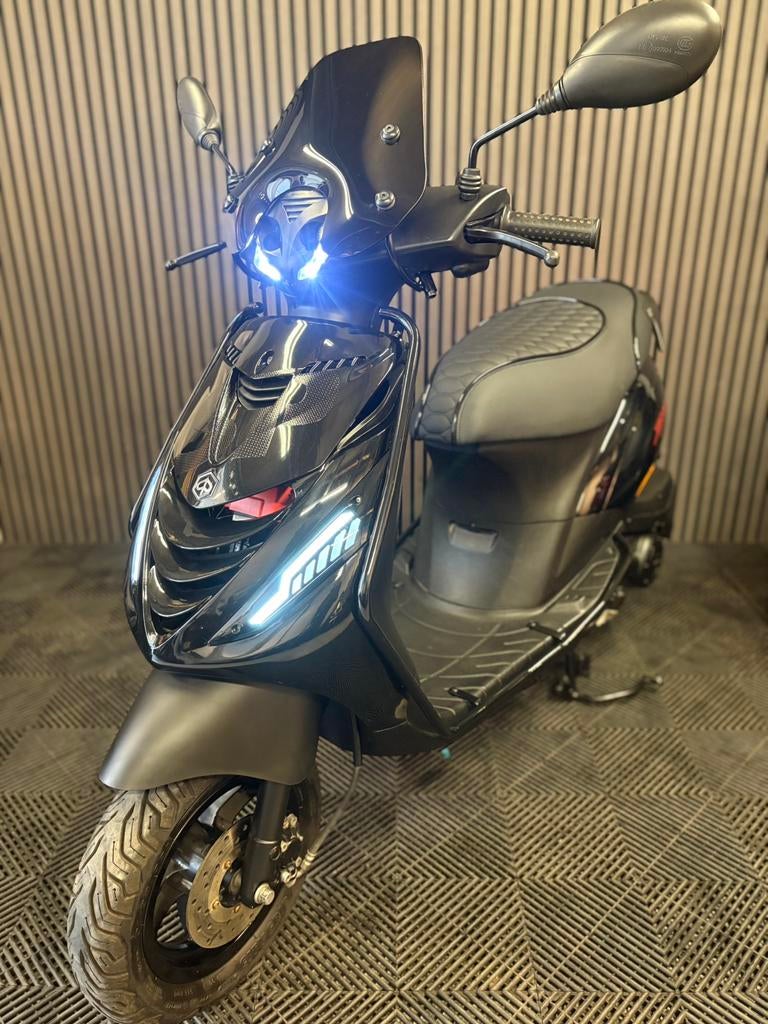 PIAGGIO ZIP 4T 3V BROM 2023 FULL OPTION GLANS ZWART, Fietsen en Brommers, Scooters | Piaggio, Maximaal 45 km/u, Zip, Ophalen of Verzenden