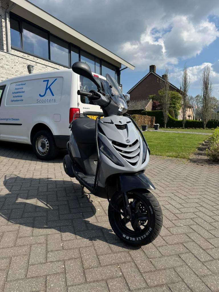 Piaggio Zip 2023 Full Option – Nardo Grey | Zeer Netjes!, Zip, Ophalen of Verzenden, Zo goed als nieuw, Benzine