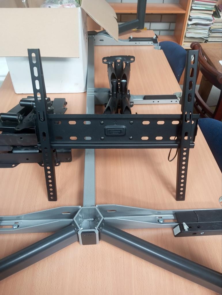 3 Verschillende TV Muurbeugels - Diverse Maten en Functies, Ophalen of Verzenden, Gebruikt