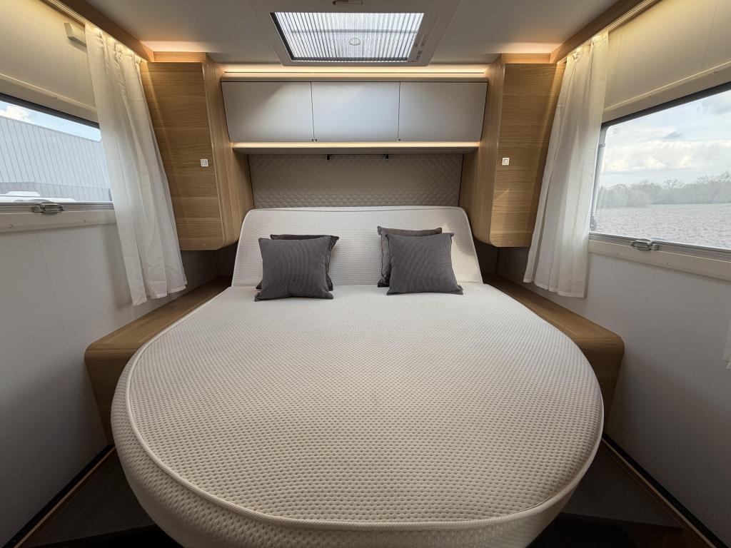 Adria Coral Plus 670 DC, Face-to-Face, Oven, Fietsdrager, Automaat, Koelkast, Ringverwarming, Startonderbreker