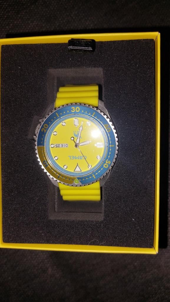 Camel horloge geel/blauw in originele doos, Sieraden, Tassen en Uiterlijk, Horloges | Heren, Ophalen