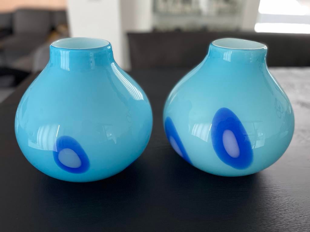 Twee blauwe vazen met donkerblauwe  vlekken, Huis en Inrichting, Woonaccessoires | Vazen, Ophalen of Verzenden, Gebruikt, Blauw