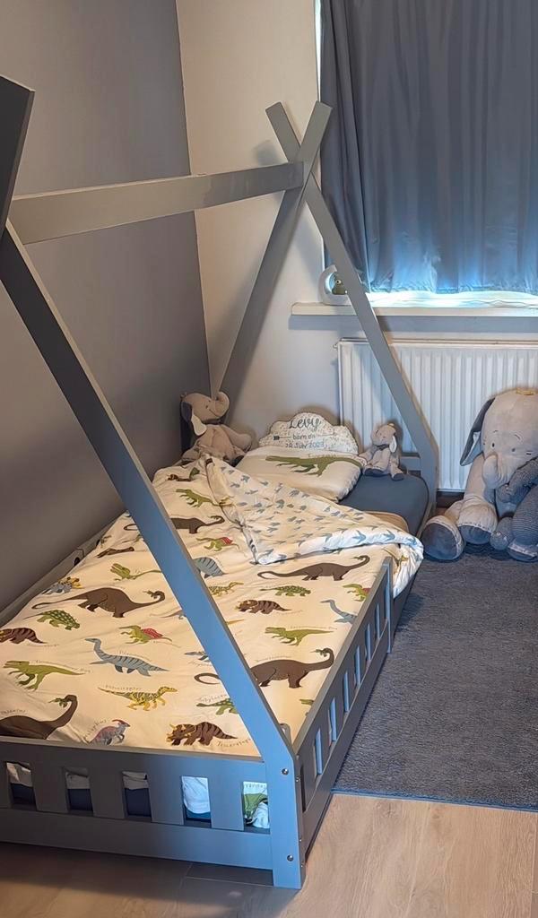 Kinder tipi bed 90x200 met matras en toebehoren, Kinderen en Baby's, Kinderkamer | Bedden, Zo goed als nieuw, 180 cm of meer, 85 tot 100 cm