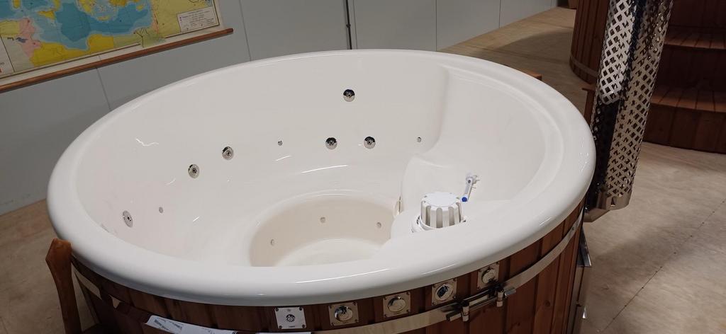 1,5 jaar jonge zeer luxe hybride hottub/jacuzzi, Ophalen, Zo goed als nieuw, Trap, Vast