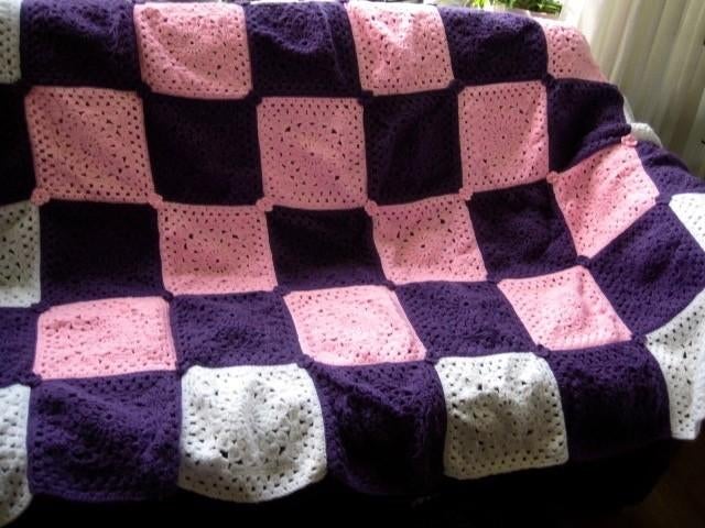 SFEERVOL GEBREIDE 3 KLEUREN WOONDEKEN / PLAID / KLEED ,, Ophalen of Verzenden, Zo goed als nieuw