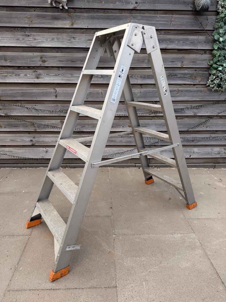 Lichtgewicht aluminium trap, dubbel beloopbaar, 1.36m, Doe-het-zelf en Verbouw, Ladders en Trappen, Ophalen, Gebruikt, Trap, Opvouwbaar of Inschuifbaar