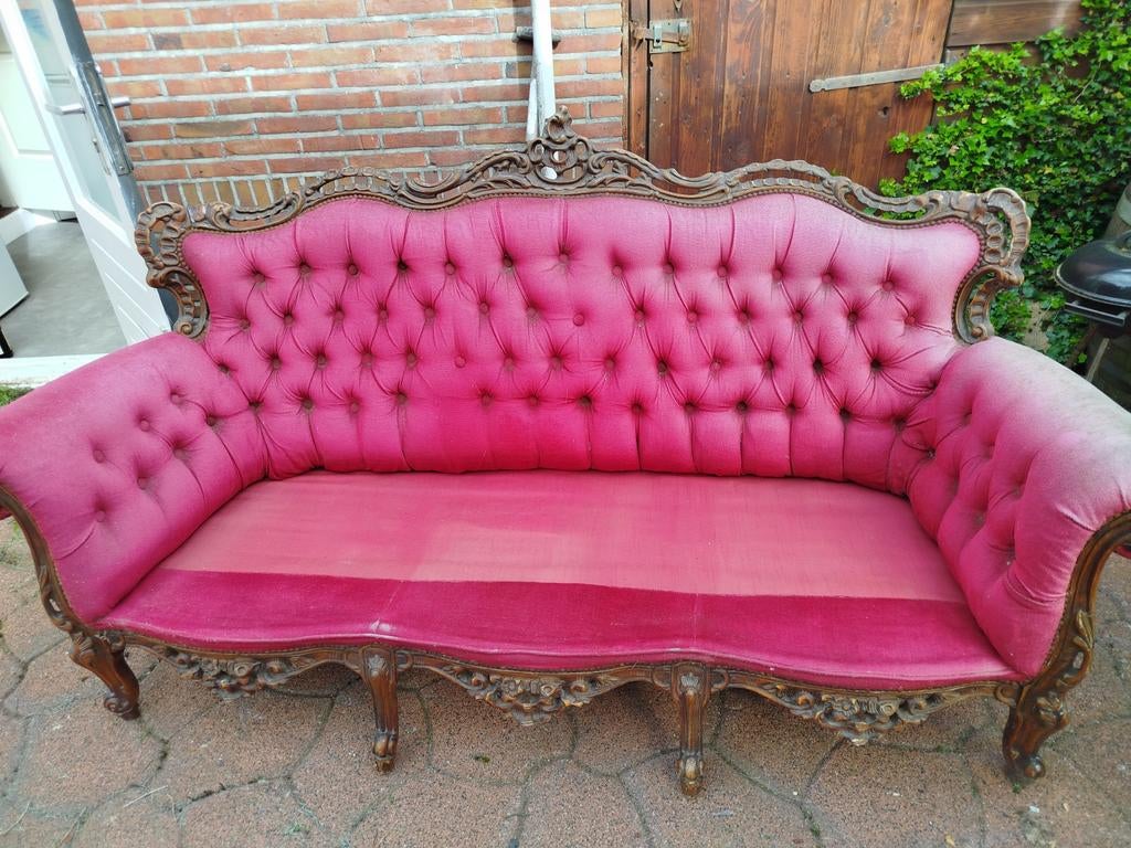 Rood/roze bank in redelijk slechte staat, Huis en Inrichting, Banken | Bankstellen, Ophalen, Gebruikt, 150 tot 200 cm, Driepersoons