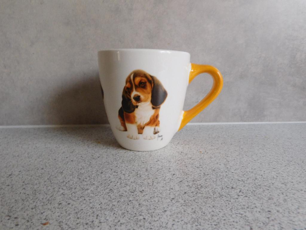 Mok 9x8 cm. Puppy Basset Francien van Westering, Ophalen of Verzenden, Zo goed als nieuw, Overige stijlen, Kop(pen) en/of Schotel(s)