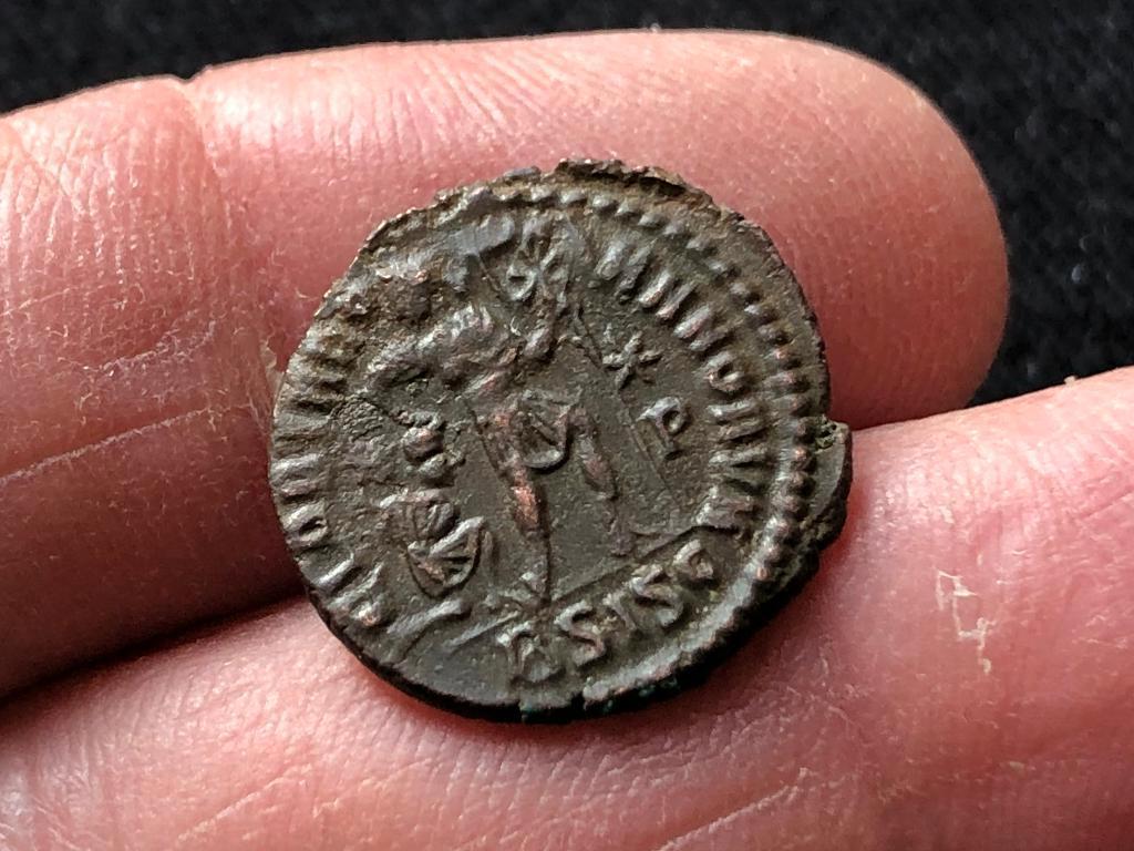 Bodemvondst ROMEINSE munt VALENTINIANUS met GEVANGENE fraai!, Ophalen of Verzenden