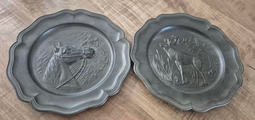 2 Tinnen bordjes: Hert en Paard, Antiek en Kunst, Antiek | Tin, Ophalen of Verzenden