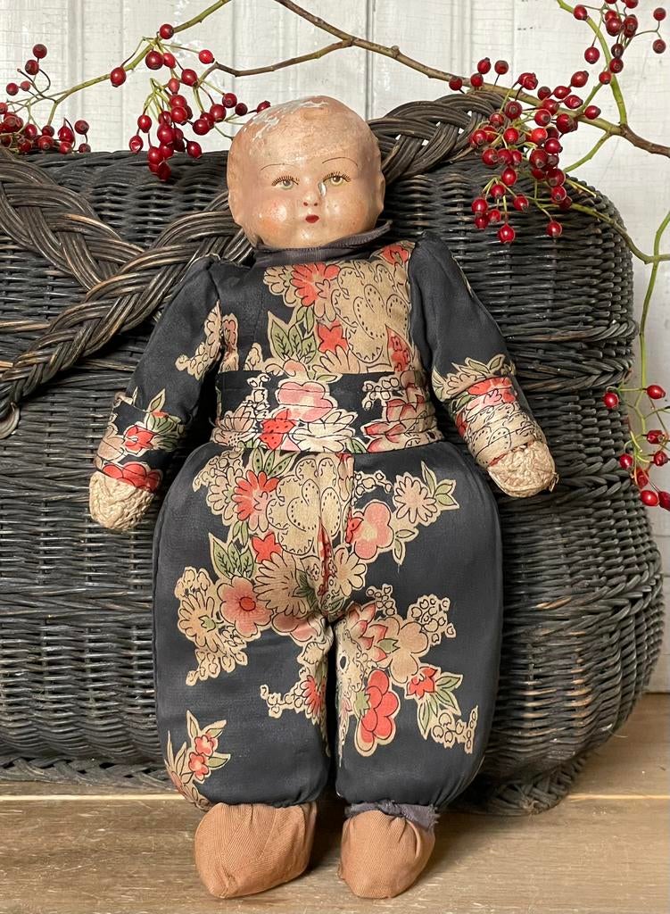 Brocante oud popje stro gevuld zijden kleertjes, Ophalen of Verzenden