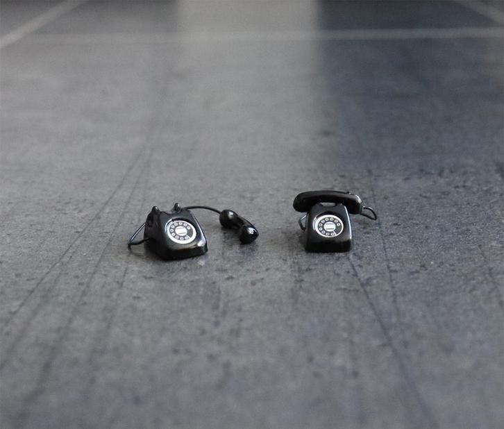 Telefoon draaischijf retro miniatuur nieuw 1:12 Zwart, Verzamelen, Poppenhuizen en Toebehoren, Nieuw, Decoratie, Ophalen of Verzenden
