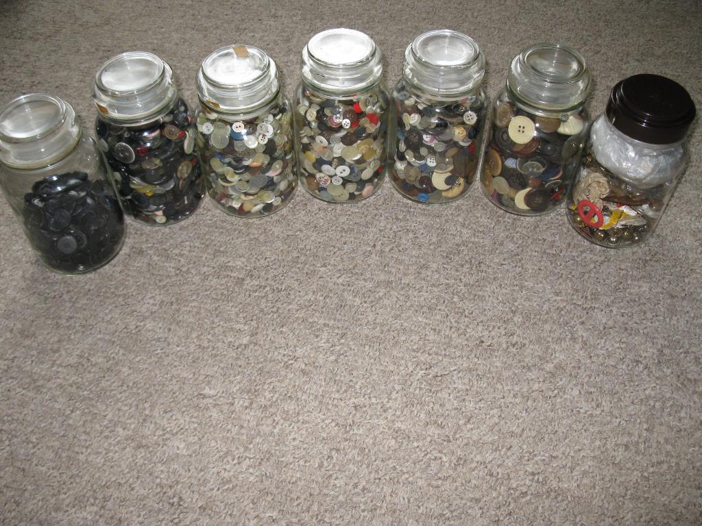 6 Potten  met knopen en 1 pot met gespen, haken en oogjes, Hobby en Vrije tijd, Naaien en Fournituren, Ophalen of Verzenden, Gebruikt