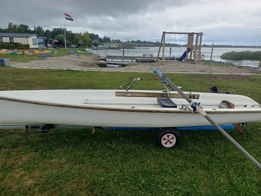 Skiff Virusboats 1 en 2 persoons met 4 riemen en kar, Ophalen, Polyester, Met roeispanen of peddels