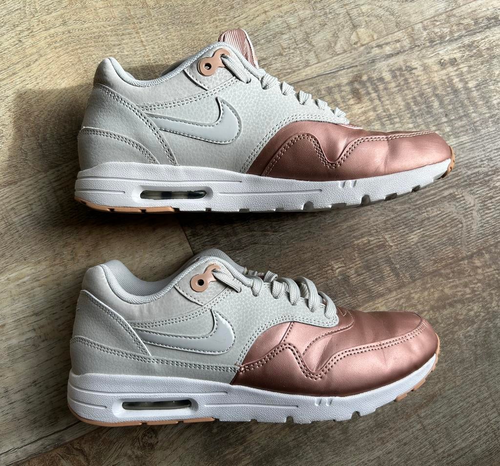 Nike Air Max 1 Ultra SE Rose Gold Metallic, Ophalen of Verzenden, Zo goed als nieuw, Roze, Sneakers of Gympen