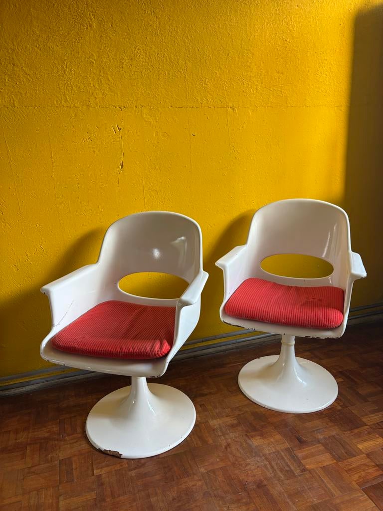 Twee witte space age kuip stoelen met rode kussens, Huis en Inrichting, Ophalen, Kunststof, Gebruikt, Twee