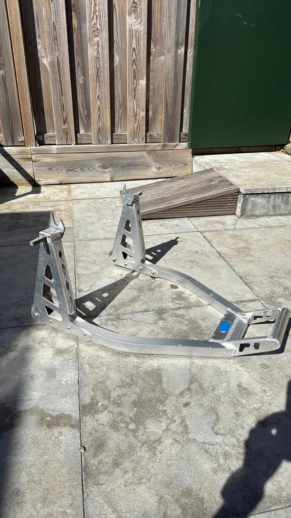 Datona paddockstand motorsteun, Ophalen