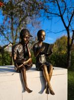 LEZEND MEISJE en JONGEN MET PET / Bronzen beeld / setprijs