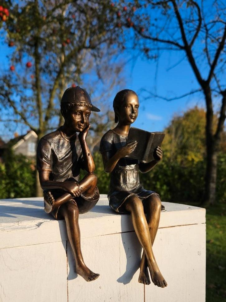 LEZEND MEISJE en JONGEN MET PET / Bronzen beeld / setprijs, Antiek en Kunst, Kunst | Beelden en Houtsnijwerken, Ophalen of Verzenden