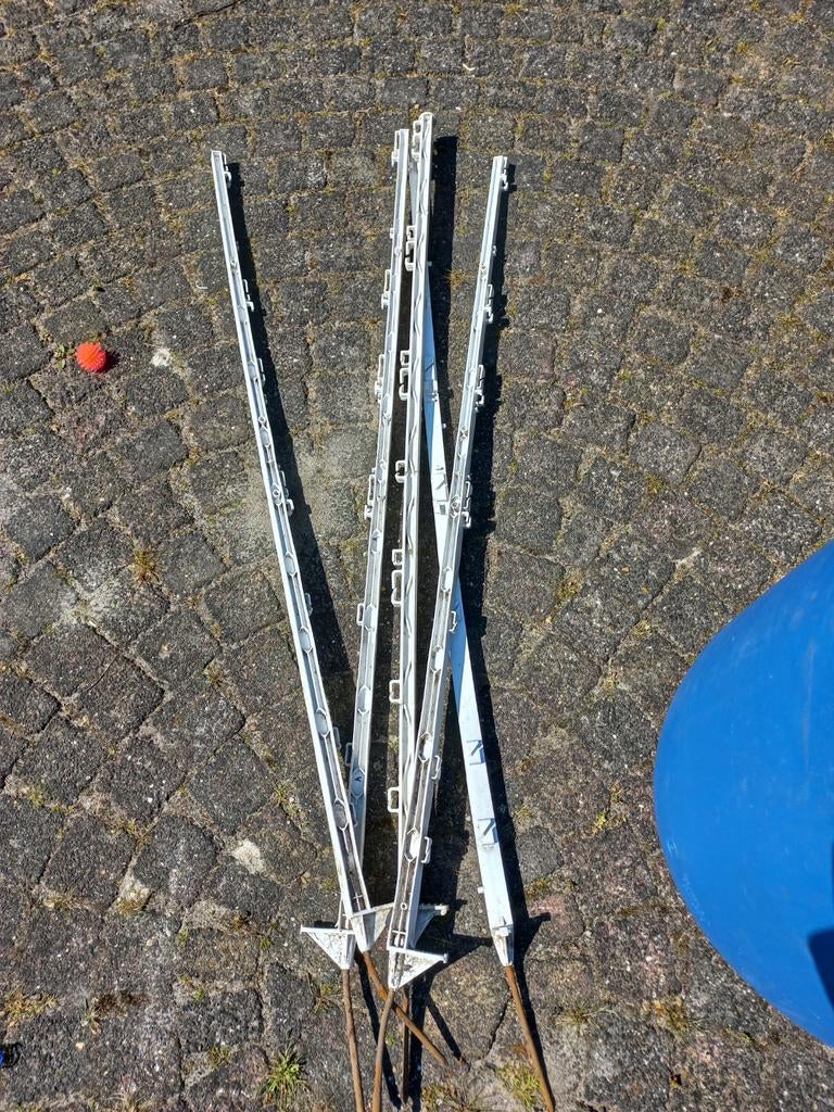 Paaltjes, hoekpalen, isolatoren en draad