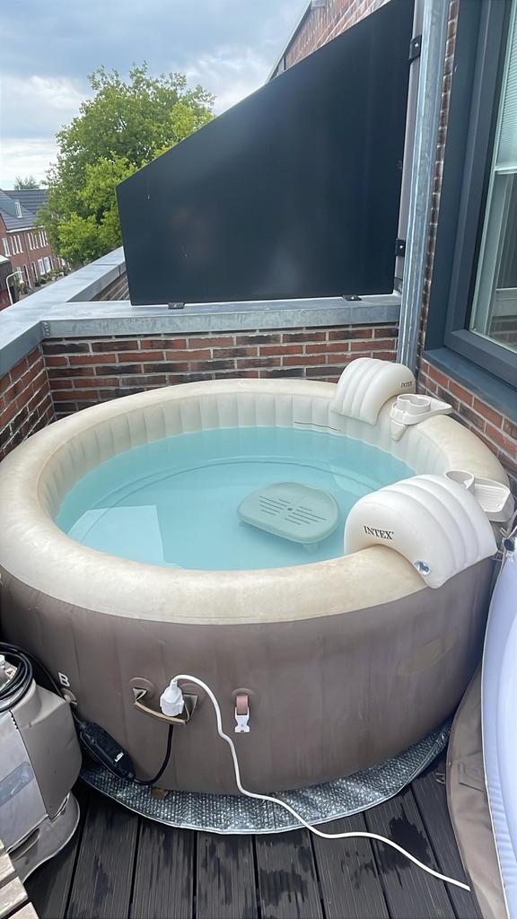 Intex jacuzzi met accessoires, Tuin en Terras, Bubbelbaden en Hottubs, Ophalen, Gebruikt, Filter, Opblaasbaar