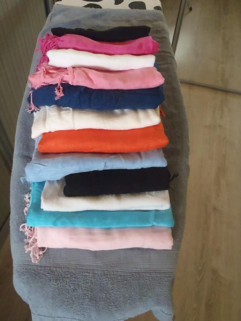 12 dames sjaals  (in 1 koop), Ophalen of Verzenden, Nieuw, Maat 46/48 (XL) of groter, Sjaal