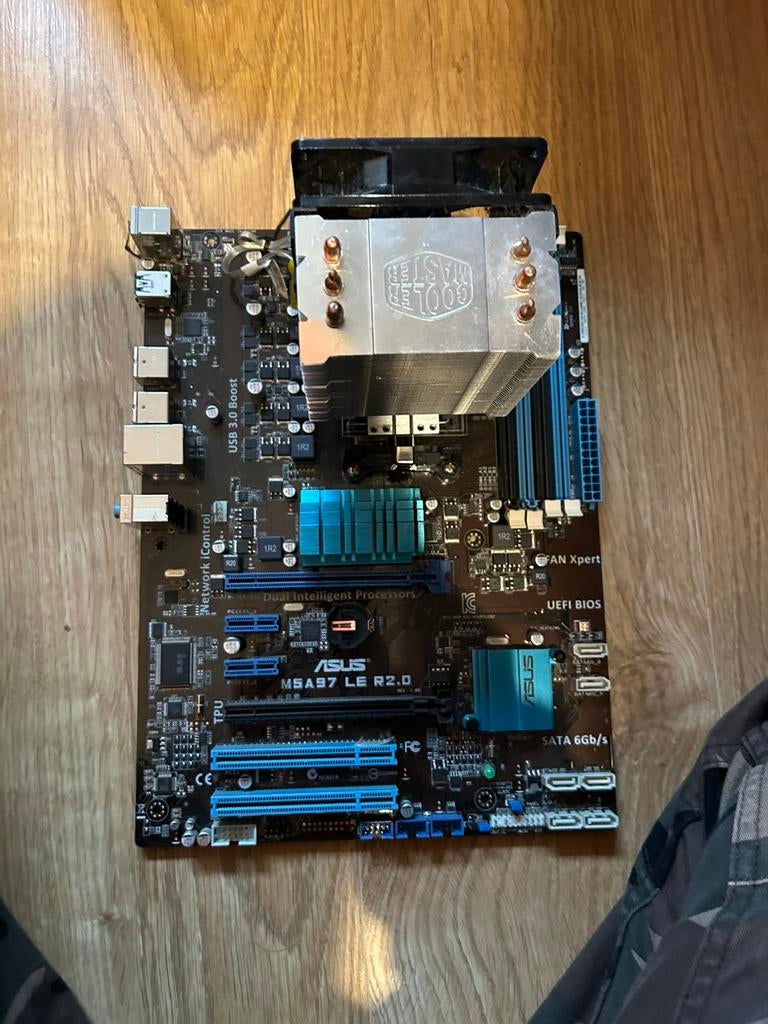 Krachtige AM3+ Set: ASUS M5A97 LE R2.0 + CM Koeler, Ophalen, Zo goed als nieuw, DDR3