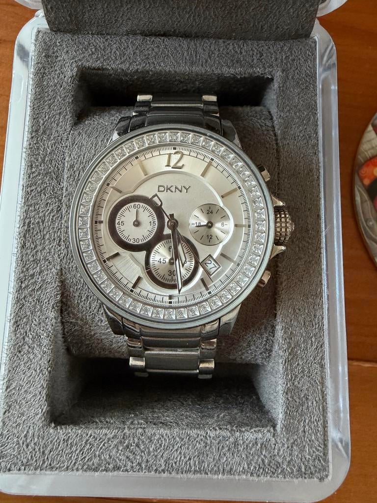DKNY Dameshorloge met Strass - Zo Goed als Nieuw, Sieraden, Tassen en Uiterlijk, Horloges | Dames, Staal, DKNY, Polshorloge, Ophalen of Verzenden