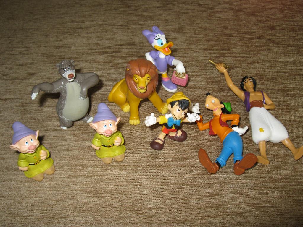 Disney figuren staand en liggend., Ophalen of Verzenden, Overige figuren, Zo goed als nieuw, Beeldje of Figuurtje