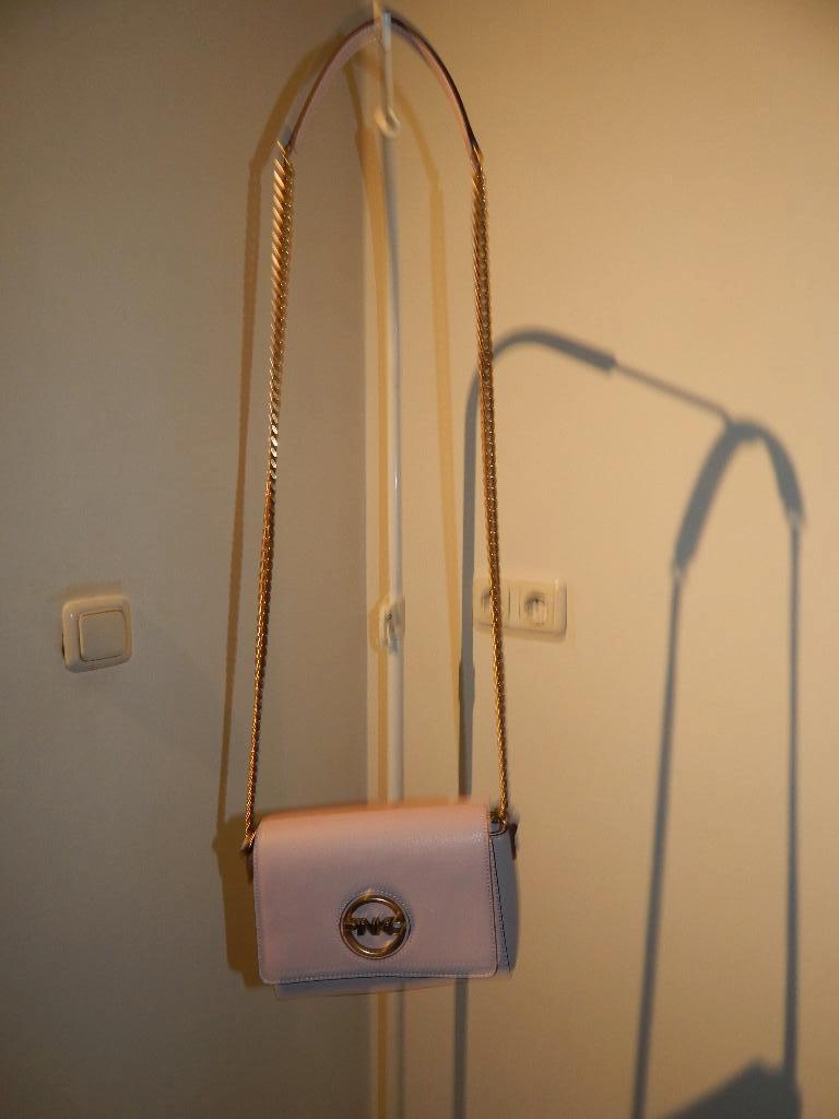 Pinko zacht roze schoudertas gouden hardware goede staat, Sieraden, Tassen en Uiterlijk, Verzenden, Zo goed als nieuw, Roze, Schoudertasje