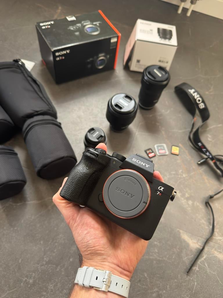 Sony A7R IV(A) Complete Pro Set | 3 Lenzen | Nieuwstaat, Audio, Tv en Foto, Fotocamera's Digitaal, Ophalen of Verzenden, Zo goed als nieuw