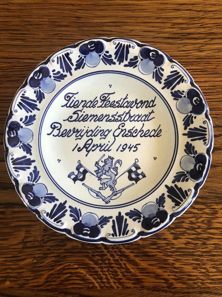 Uniek Delfts Bl bord bevrijding Enschede 1 april 1945, Boeken, Ophalen of Verzenden