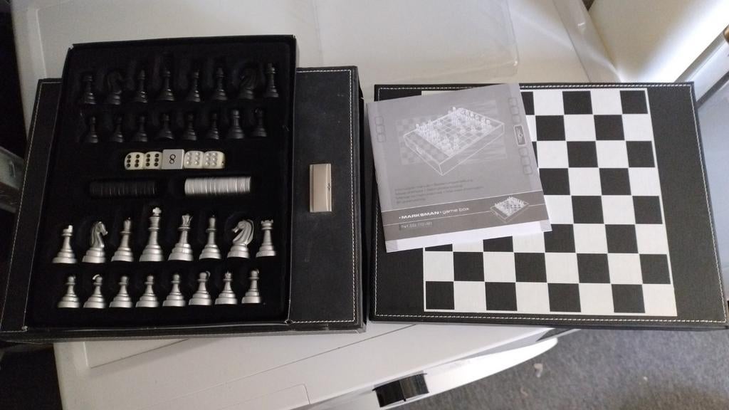 Schaak- en backgammonset met metalen figuren, Een of twee spelers, Ophalen, Zo goed als nieuw, Onbekend