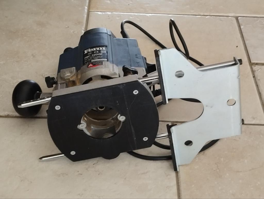 2 Bovenfreesmachines: Black & Decker en Ferm FBF 1050 E, Ophalen of Verzenden