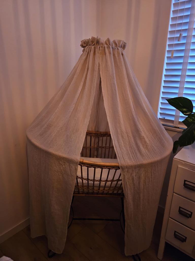 Rotan wieg met zwart onderstel, klamboe en matras, Kinderen en Baby's, Babywiegjes en Ledikanten, Ophalen, Gebruikt, Wieg