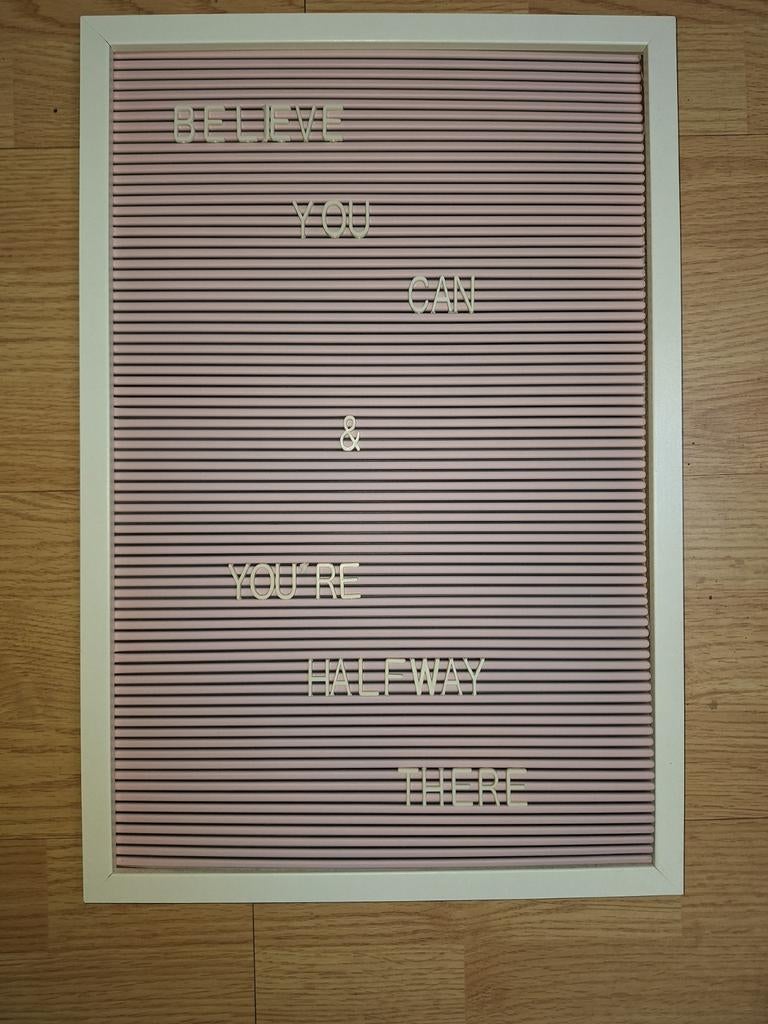 Roze letterbord met witte lijst 32x47cm, Ophalen, Zo goed als nieuw, Overige typen