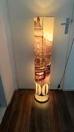 Sfeervolle design vloerlamp met stadsprint ‘London’, Huis en Inrichting, Lampen | Vloerlampen, Ophalen, Zo goed als nieuw, 150 tot 200 cm