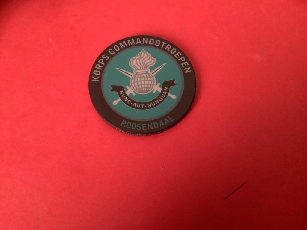Kunstof coin van de KCT zie foto 2, Verzamelen, Militaria | Algemeen, Ophalen of Verzenden, Landmacht, Nederland, Embleem of Badge