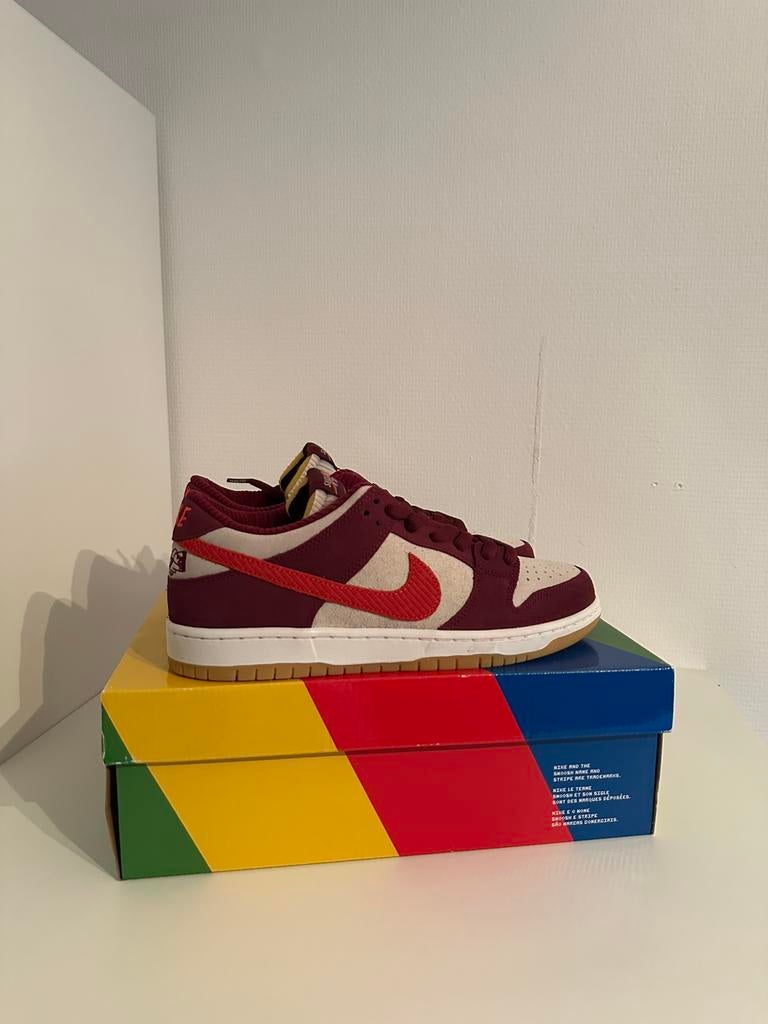 Nike Dunk Low SB “Skate Like A Girl” 44, Kleding | Heren, Schoenen, Nike SB, Overige kleuren, Nieuw, Ophalen of Verzenden