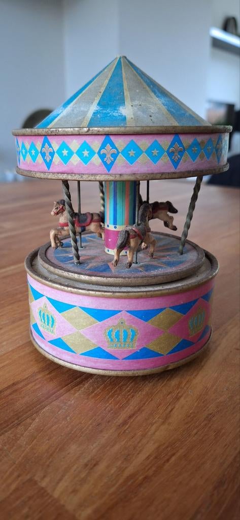 Antieke carrousel met paardjes, Ophalen