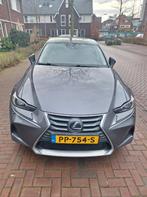 Lexus IS 300h Hybrid 223pk CVT 2017 Grijs NAP, Auto's, Lexus, Automaat, Achterwielaandrijving, 23 km/l, Zilver of Grijs